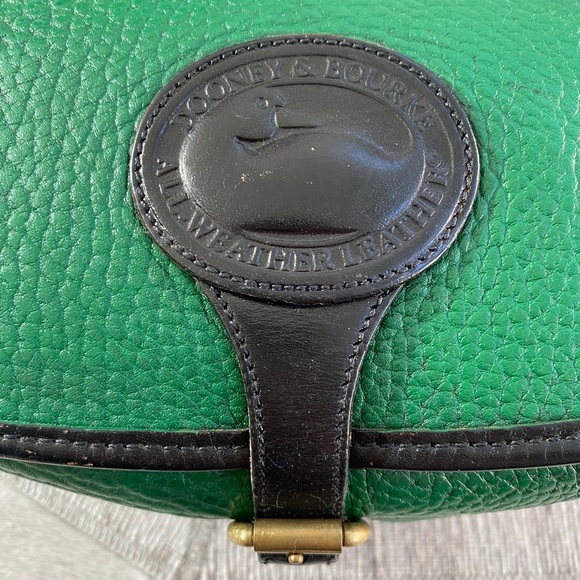 Vintage Dooney & Bourke in an Amazing Kelly Green - Picture 2 of 13
